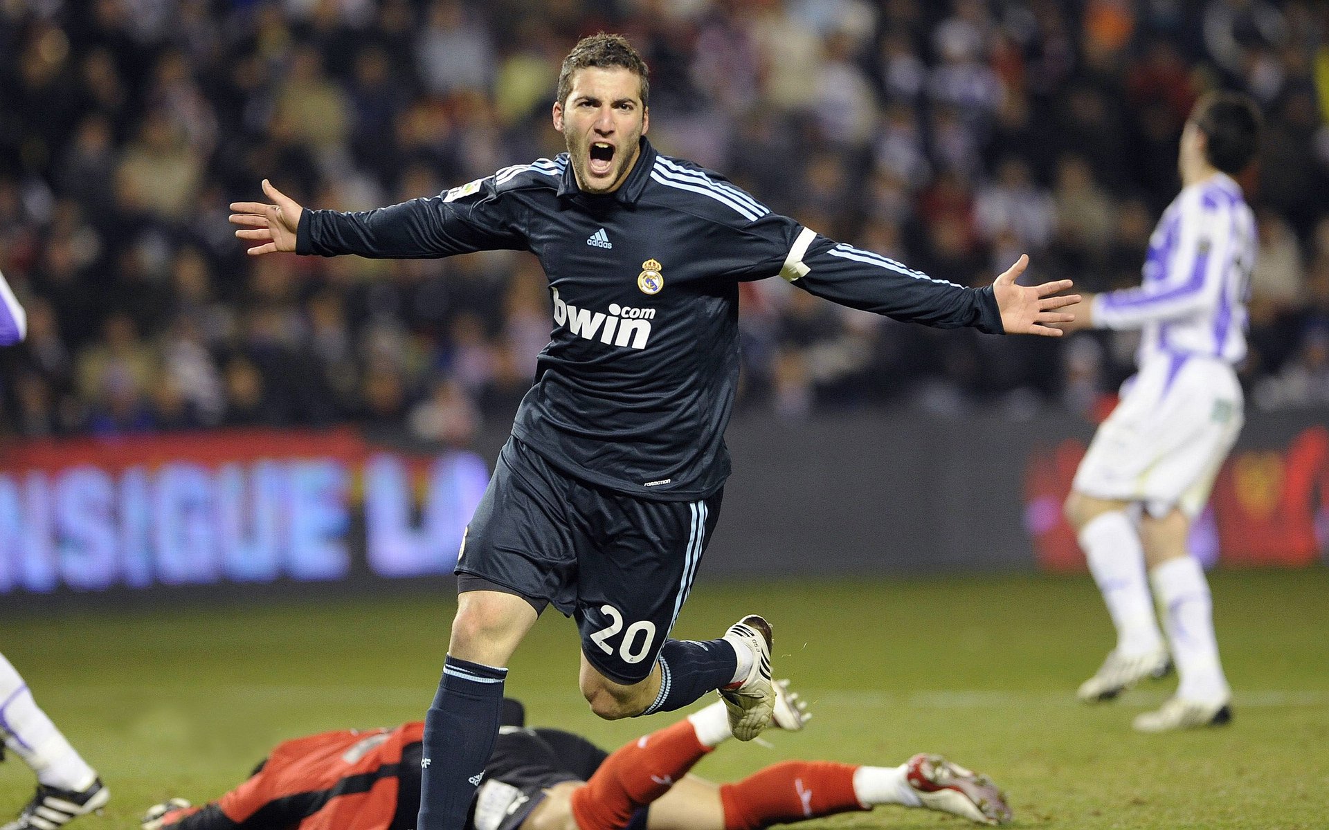 夜幕灯光轮滑表演,城市街头的青春舞台,深夜轮滑